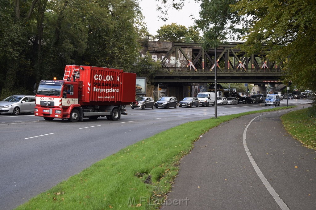 LKW blieb unter Bruecke haengen Koeln Ehrenfeld Innere Kanalstr Hornstr P525.JPG - Miklos Laubert